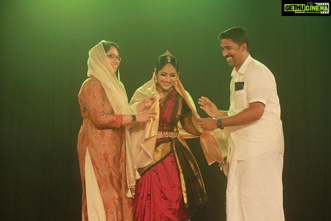 Navya Nair Instagram - "Dancing is like dreaming with your feet!" ~ Constanze Mozart Treasured moments from thé Performance at Koodalmanikyam Temple Thanking you @nisar79 & @nishinisar for being a wonderful host to us … 🥰🥰 PC : @irinjalakudavoice Koodalmanikyam Temple, Irinjalakuda