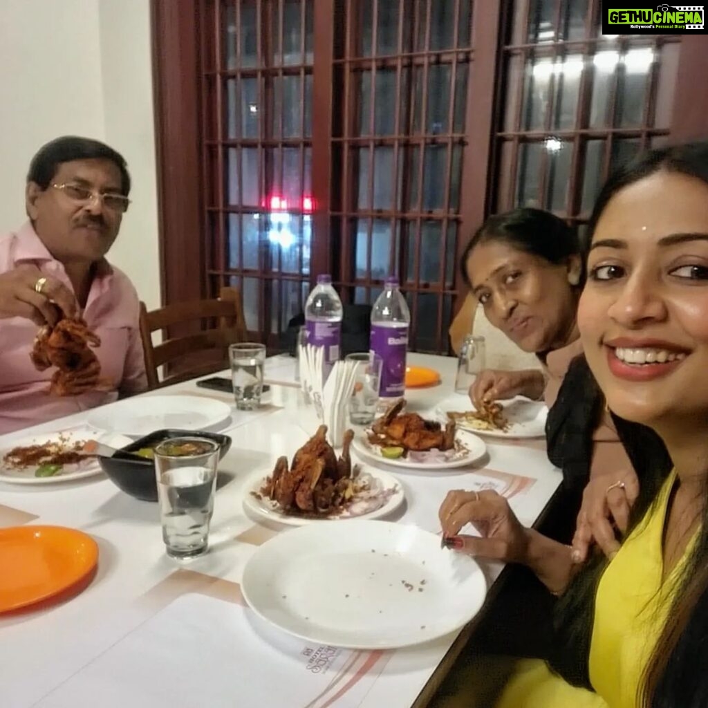 Navya Nair Instagram - Happy eid ✨️.. Happiest when you are at calicut @sagar_calicut_restaurant
