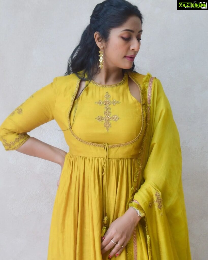 Navya Nair Instagram - Yellow, My darling Styled @rn.rakhi MUA @makeupby_nami_ Wearing @prashantchouhandesign Jewellery @kaavyam_by_kavitha_preetha . Photographed @ShijuBhavana Styling assistants @sandra_resmi @susaaani_