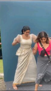 Navya Nair Instagram - Margamkali kalikkan oru margavum ellathe nilkkunna enne schoolil padicha ormayil padippikkunna etho oru kalaaroopam... Reels undakkan ulla oru stylist inde kashtapaadukal ... Happy Easter 🐣 rakhi🫢 @rn.rakhi Video courtesy @makeupby_nami_