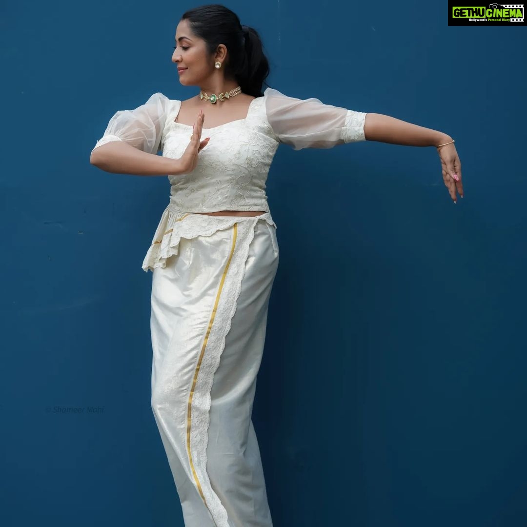 Navya Nair Instagram - Happy Easter... Margamkali look 👀 Styled @rn.rakhi MUA @makeupby_nami_ Wearing @aldadesigner Jewellery @keyaa_by_kartika . Styling assistants @sandra_resmi @susaaani_ Photography @shameer_mohi