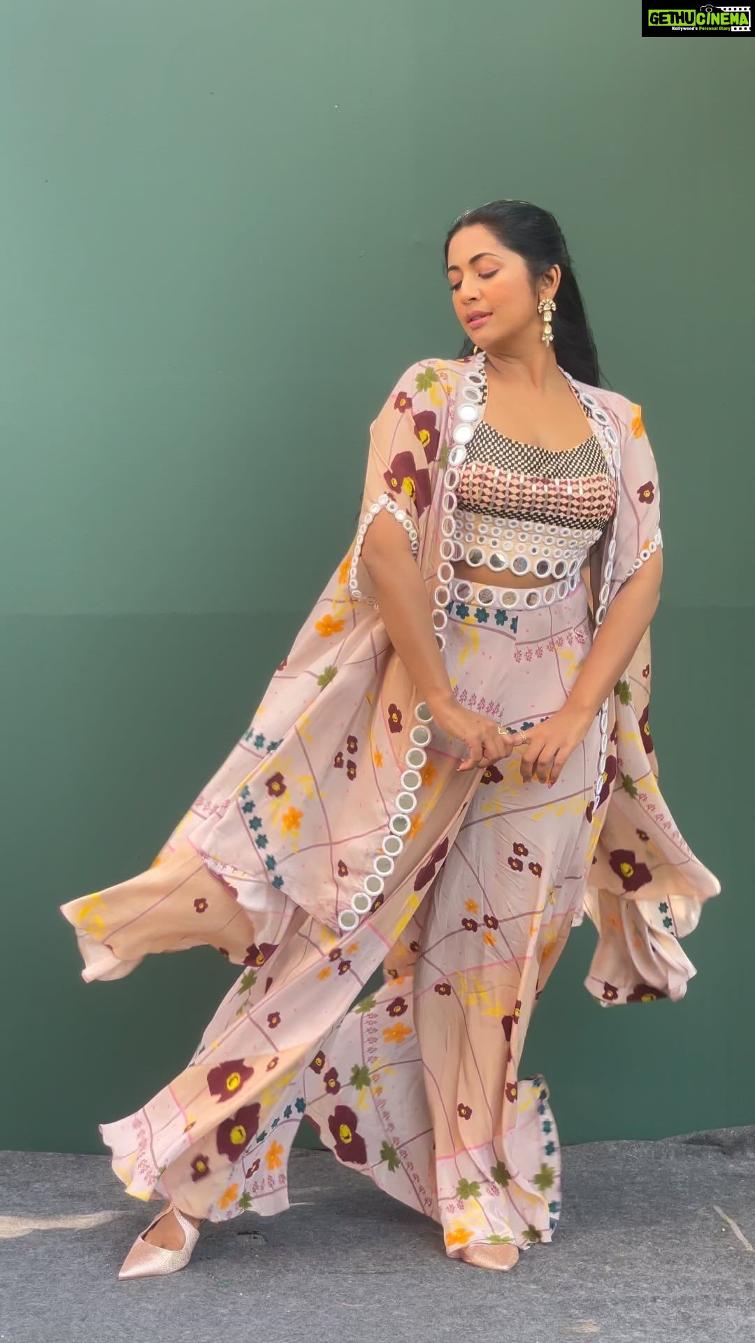 Navya Nair Instagram - Styled @rn.rakhi Wearing @amkaindia @keyaa_by_kartika Makeup @makeupby_nami_ Support @soorya_makeupartist Styling assistants @susaaani_ @sandra_resmi @bhadraramesh97