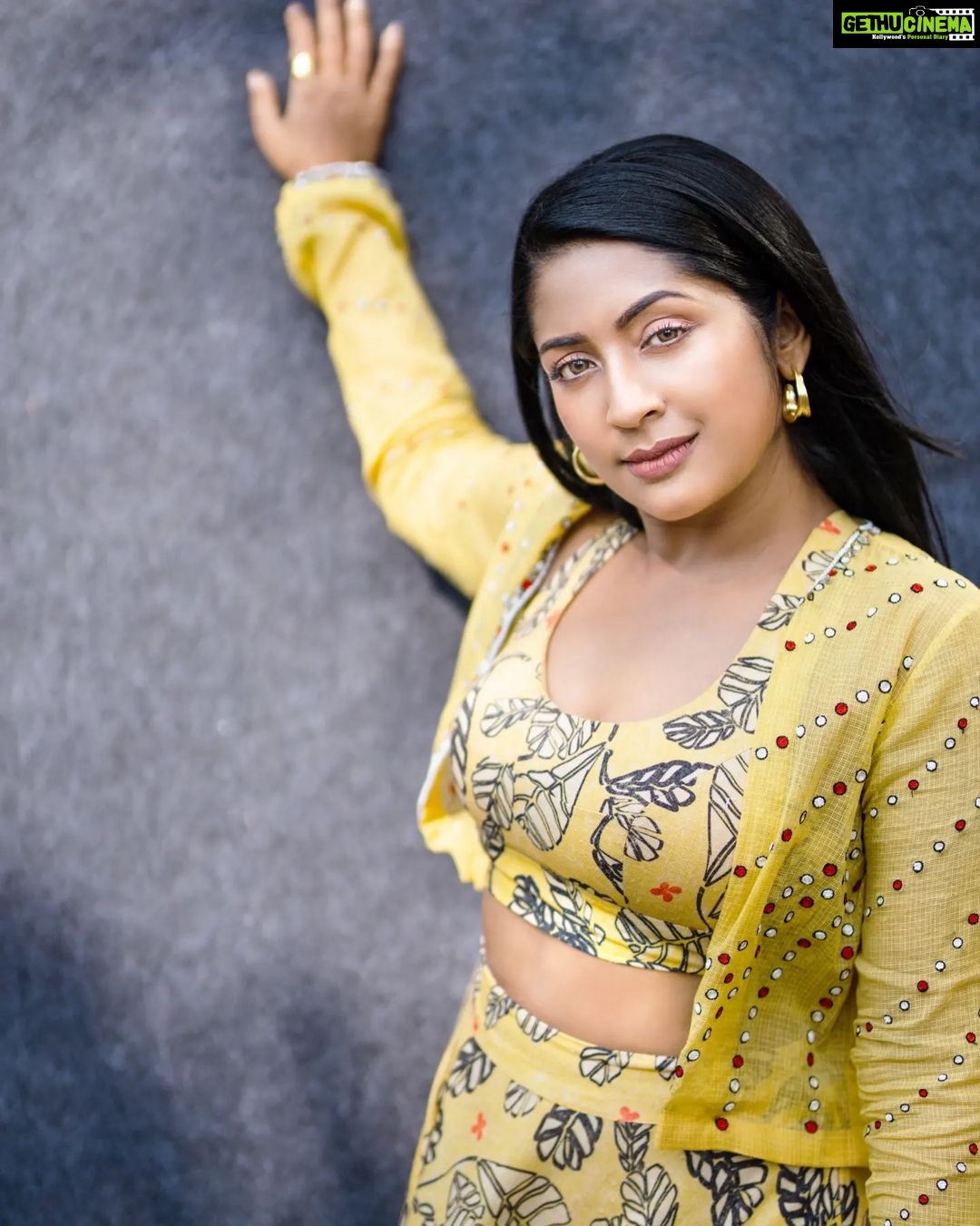 Navya Nair Instagram - Sunshine or sunflowers?? Styled @rn.rakhi Wearing @ojasme Jewellery @amorettestore.in . MUA @amal_ajithkumar Styling assistants @sandra_resmi @susaaani_ Photography @premsampaul Videography @vishnu.chandrabose Photography assistants @tinyturtle.media @mr.canographers @sandesh.rajeev