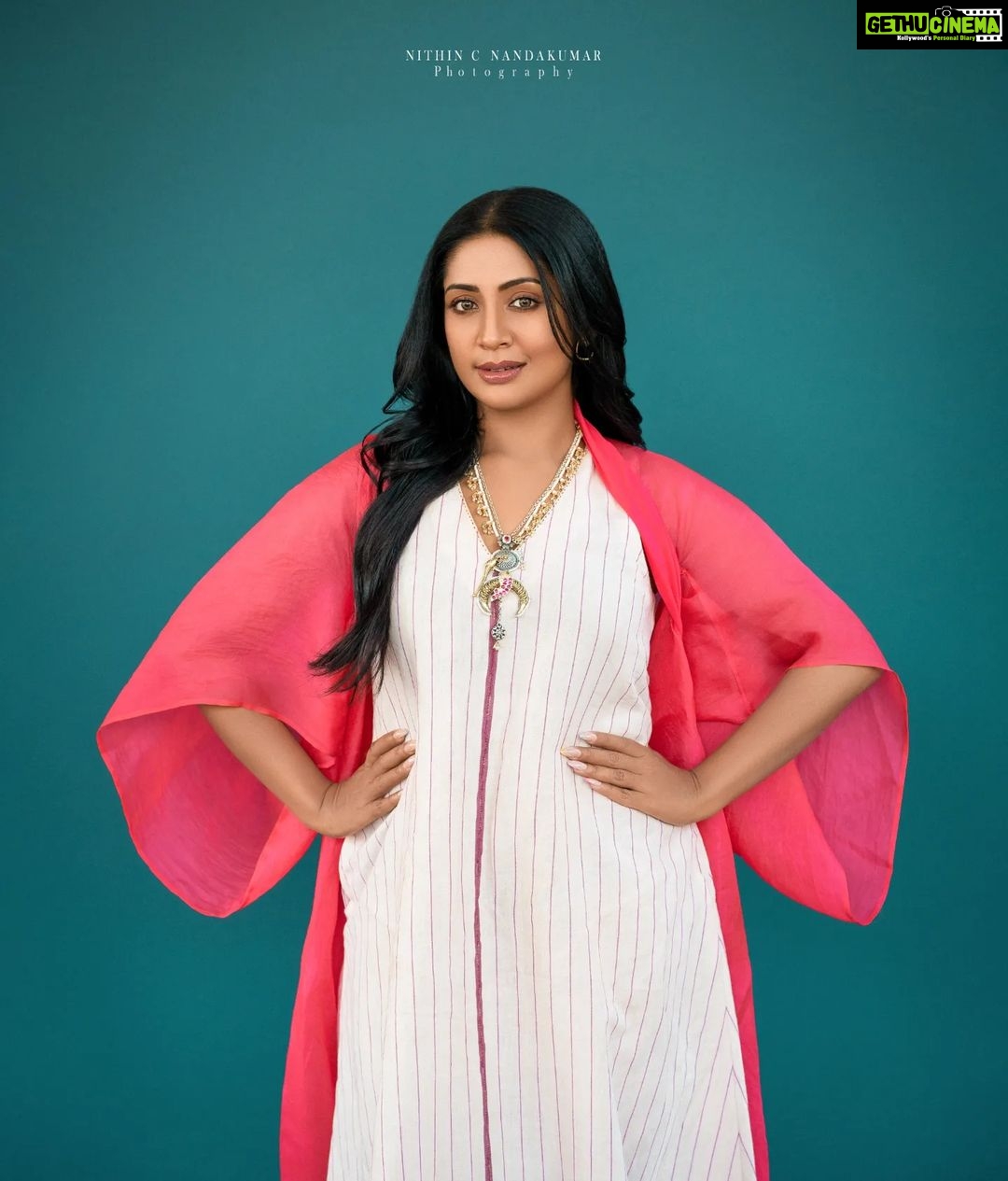 Navya Nair Instagram - @navyanair143 ❤❤❤ Photography :- @nithin_c_nandakumar Styled @rn.rakhi Wearing @shopcultmodern Jewellery @pureallure.in MUA @amal_ajithkumar Styling assistants @sandra_resmi @susaaani_ Kochi Kerela, India