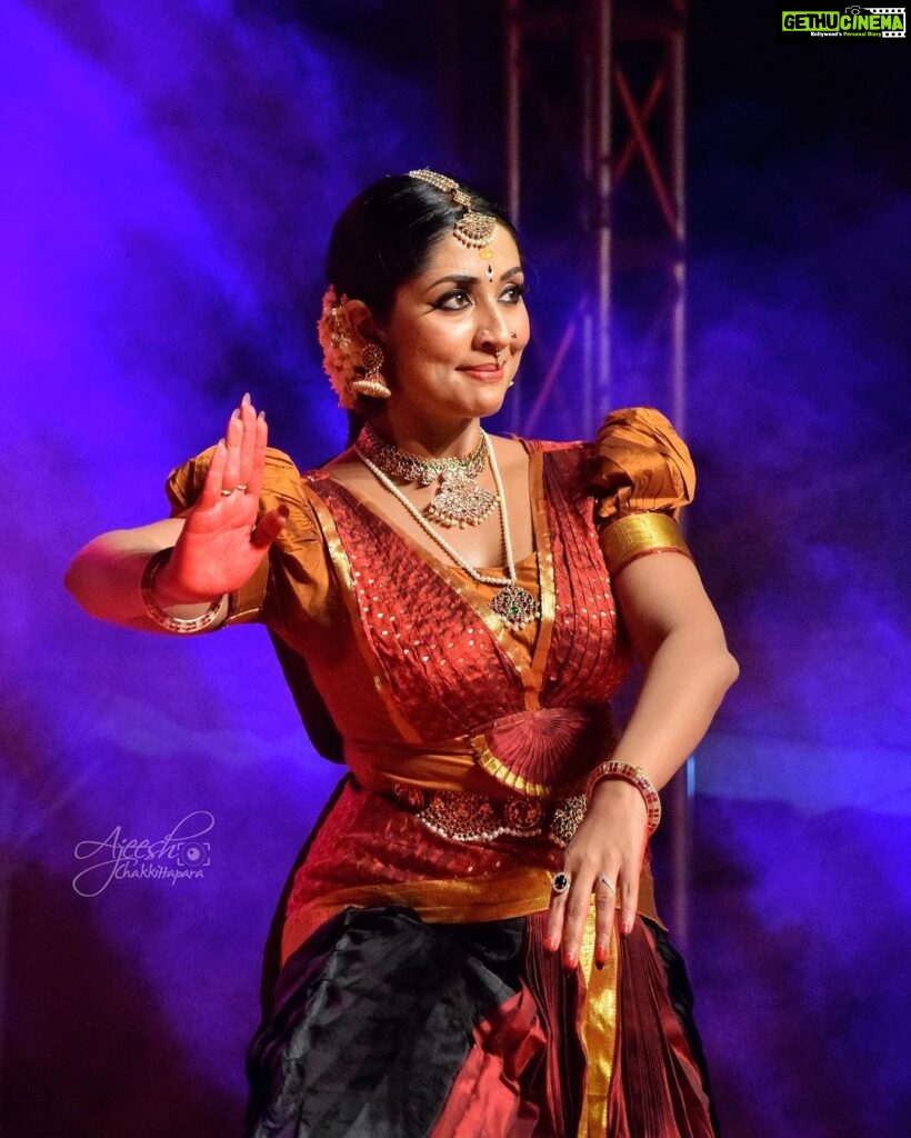 Navya Nair Instagram - Enchantment of the ghunghroos.. The melody of the music .. The indescribable feelings that the rhythms give.. Encompassing great passions Yes, the whole life of a dancer is an unexplainable addiction… #Happyinternationaldanceday …. | | | Clicks from Peruvannamuzhi Fest, Kozhikode by @maheshvaleri & @ajeesh_chakkittapara_