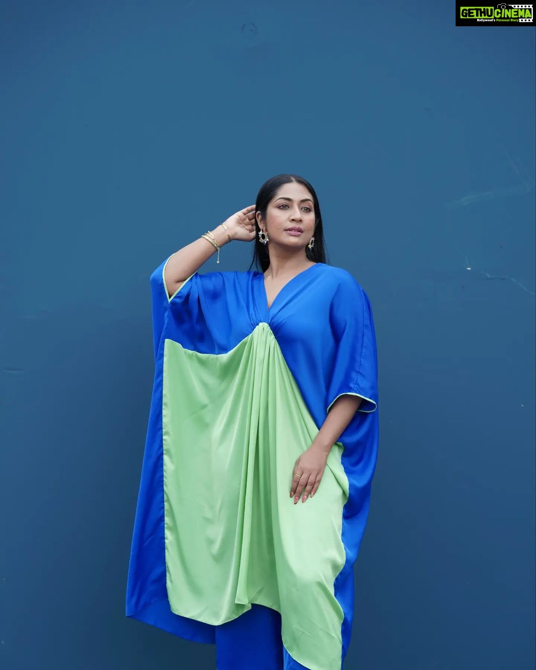 Navya Nair Instagram - #nomondayblues💙 Styled @rn.rakhi MUA @makeupby_nami_ Wearing @_byvandy picked up from @house_of_vandy Jewellery @keyaa_by_kartika . Styling assistants @sandra_resmi @susaaani_ Photography @shameer_mohi