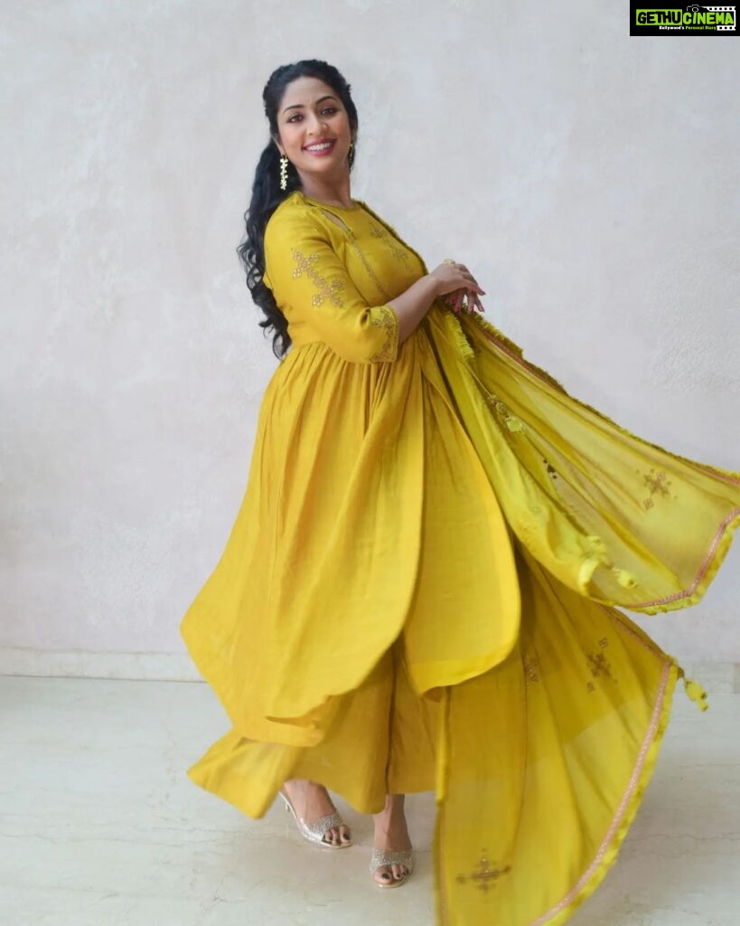 Navya Nair Instagram - Yellow, My darling Styled @rn.rakhi MUA @makeupby_nami_ Wearing @prashantchouhandesign Jewellery @kaavyam_by_kavitha_preetha . Photographed @ShijuBhavana Styling assistants @sandra_resmi @susaaani_