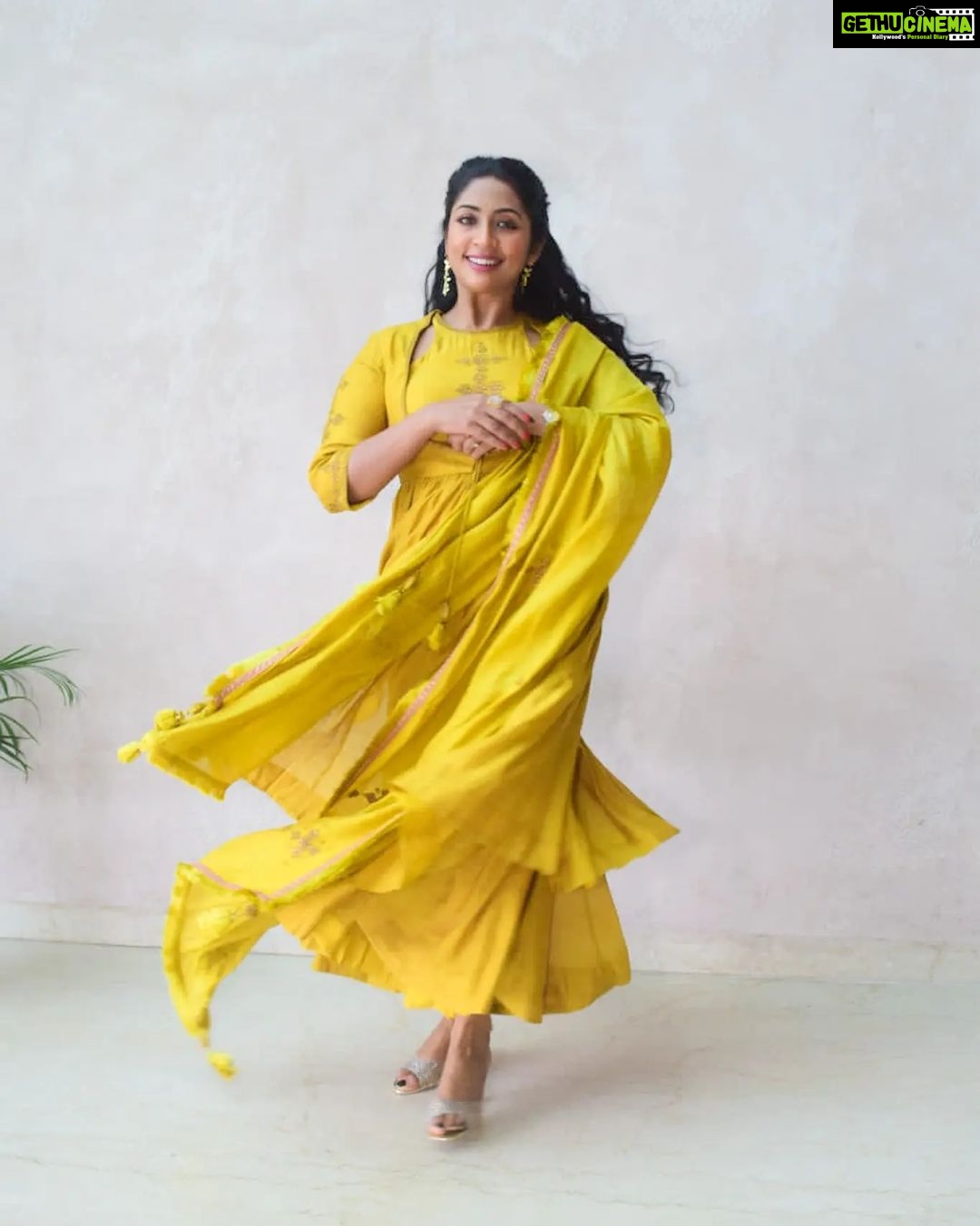 Navya Nair Instagram - Yellow, My darling Styled @rn.rakhi MUA @makeupby_nami_ Wearing @prashantchouhandesign Jewellery @kaavyam_by_kavitha_preetha . Photographed @ShijuBhavana Styling assistants @sandra_resmi @susaaani_