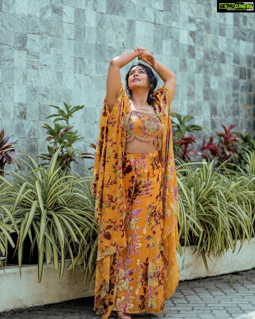 Navya Nair Instagram - Dhanya ❤️ More sunshine, more yellow Styled @rn.rakhi Wearing @posha_riddhisiddhi Jewellery @itranajewelry MUA @makeupby_nami_