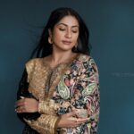 Navya Nair Instagram - @navyanair143 ❤❤❤ Photography :- @nithin_c_nandakumar MUA @makeupby_nami_ Styled @rn.rakhi Wearing @tul_palav Jewellery @amorettestore.in Styling assistants @sandra_resmi @susaaani_ Kochi, India