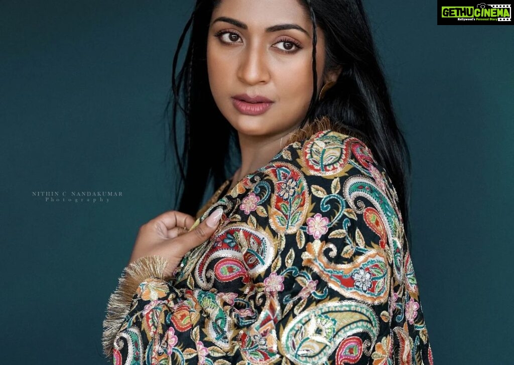 Navya Nair Instagram - @navyanair143 ❤❤❤ Photography :- @nithin_c_nandakumar MUA @makeupby_nami_ Styled @rn.rakhi Wearing @tul_palav Jewellery @amorettestore.in Styling assistants @sandra_resmi @susaaani_ Kochi, India