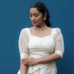 Navya Nair Instagram - Styled @rn.rakhi MUA @makeupby_nami_ Wearing @aldadesigner Jewellery @keyaa_by_kartika . Styling assistants @sandra_resmi @susaaani_ Photography @shameer_mohi