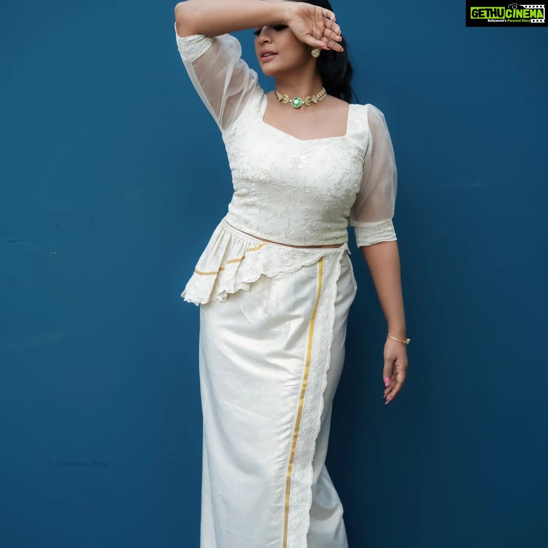 Navya Nair Instagram - Happy Easter... Margamkali look 👀 Styled @rn.rakhi MUA @makeupby_nami_ Wearing @aldadesigner Jewellery @keyaa_by_kartika . Styling assistants @sandra_resmi @susaaani_ Photography @shameer_mohi