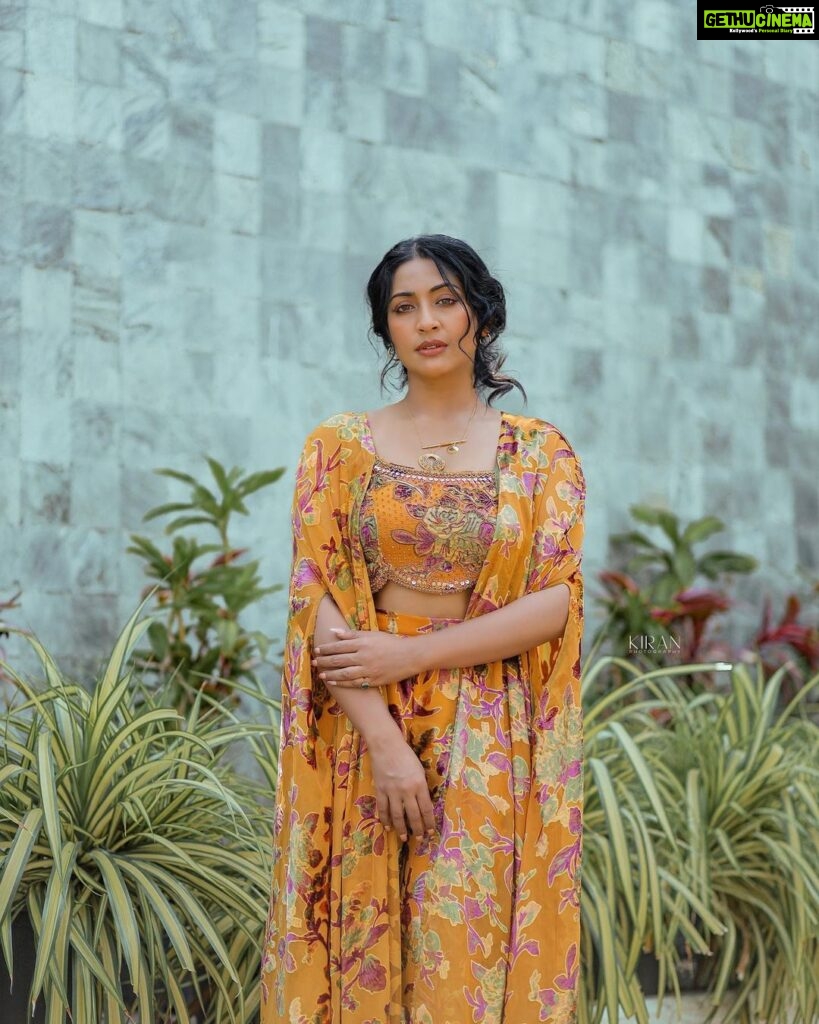 Navya Nair Instagram - Dhanya ❤️ #moresunshineplease #moreyellowdayz #NN Styled @rn.rakhi Wearing @posha_riddhisiddhi Jewellery @itranajewelry MUA @makeupby_nami_