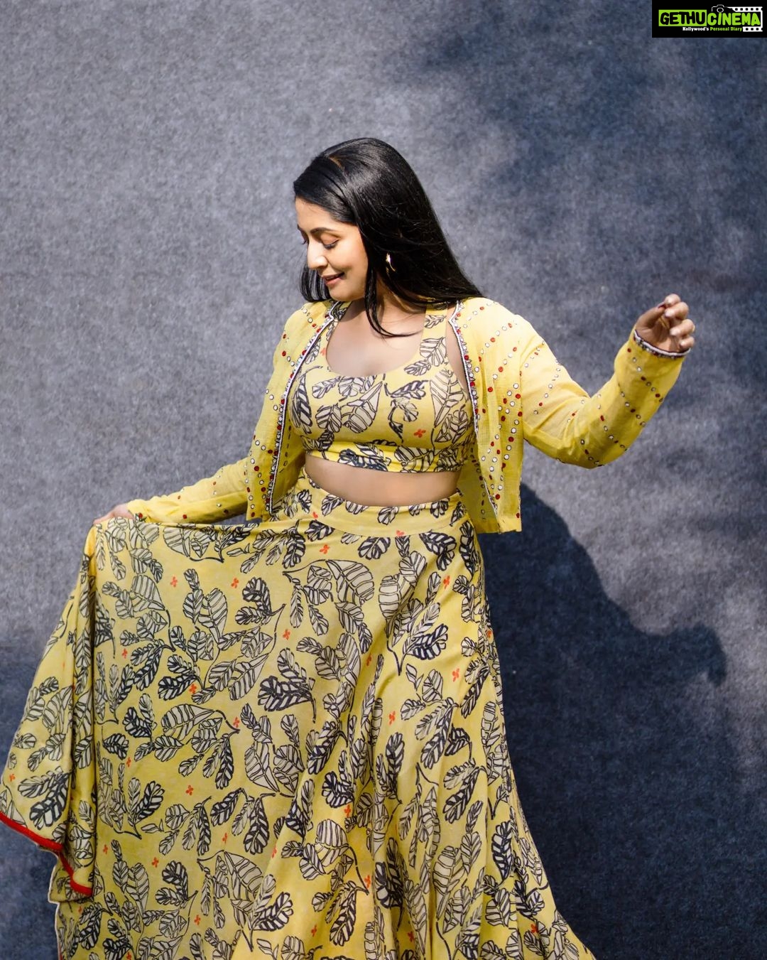 Navya Nair Instagram - Sunshine or sunflowers?? Styled @rn.rakhi Wearing @ojasme Jewellery @amorettestore.in . MUA @amal_ajithkumar Styling assistants @sandra_resmi @susaaani_ Photography @premsampaul Videography @vishnu.chandrabose Photography assistants @tinyturtle.media @mr.canographers @sandesh.rajeev