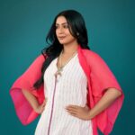 Navya Nair Instagram - @navyanair143 ❤❤❤ Photography :- @nithin_c_nandakumar Styled @rn.rakhi Wearing @shopcultmodern Jewellery @pureallure.in MUA @amal_ajithkumar Styling assistants @sandra_resmi @susaaani_ Kochi Kerela, India
