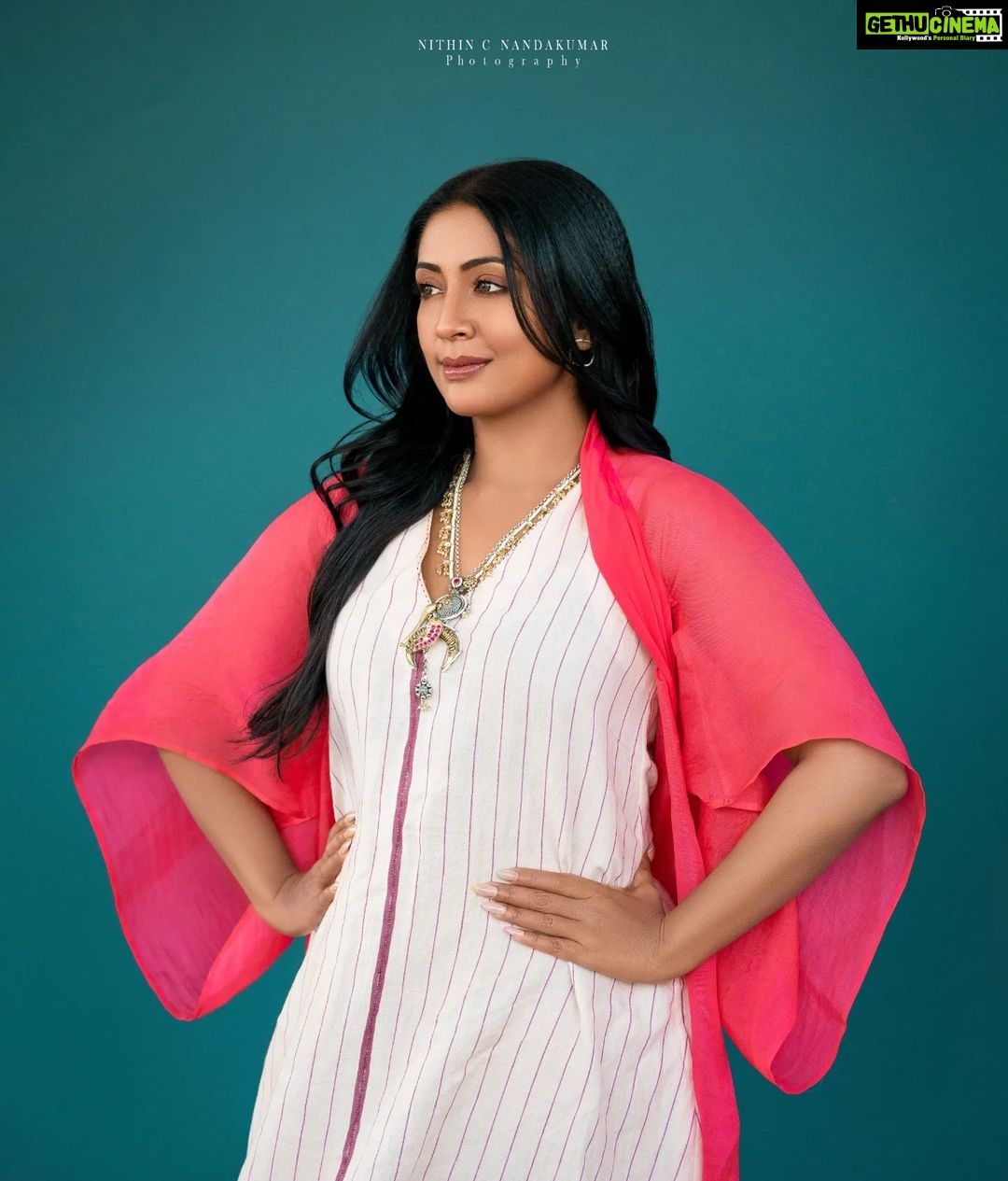 Navya Nair Instagram - @navyanair143 ❤❤❤ Photography :- @nithin_c_nandakumar Styled @rn.rakhi Wearing @shopcultmodern Jewellery @pureallure.in MUA @amal_ajithkumar Styling assistants @sandra_resmi @susaaani_ Kochi Kerela, India