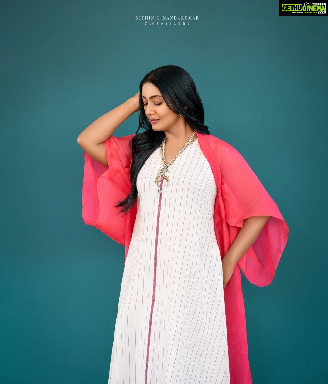 Navya Nair Instagram - @navyanair143 ❤❤❤ Photography :- @nithin_c_nandakumar Styled @rn.rakhi Wearing @shopcultmodern Jewellery @pureallure.in MUA @amal_ajithkumar Styling assistants @sandra_resmi @susaaani_ Kochi Kerela, India
