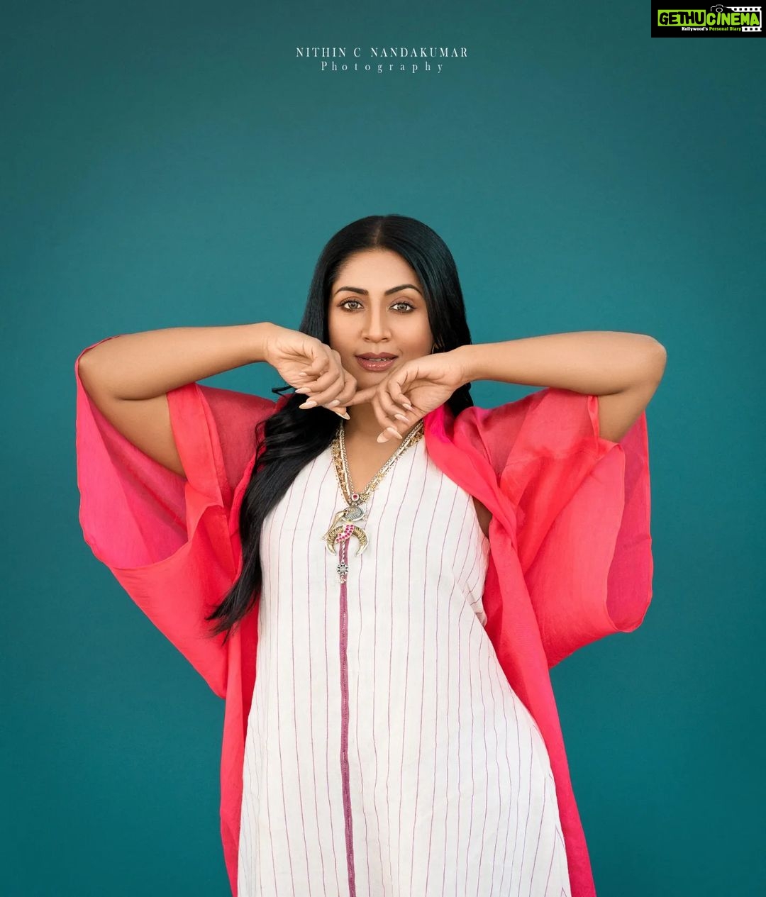 Navya Nair Instagram - @navyanair143 ❤❤❤ Photography :- @nithin_c_nandakumar Styled @rn.rakhi Wearing @shopcultmodern Jewellery @pureallure.in MUA @amal_ajithkumar Styling assistants @sandra_resmi @susaaani_ Kochi Kerela, India