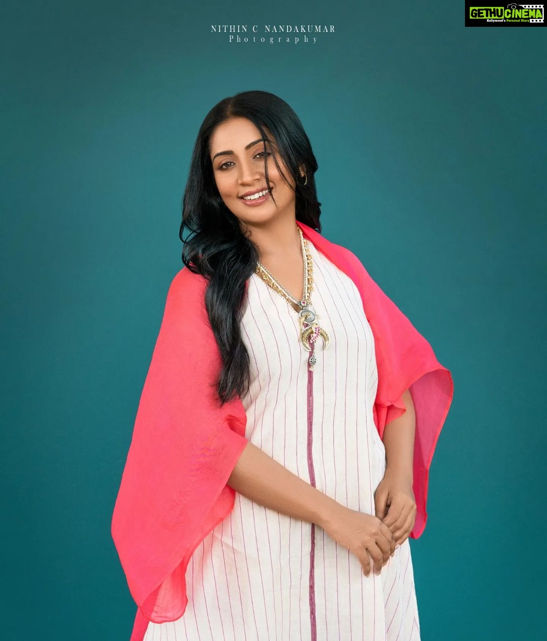 Navya Nair Instagram - @navyanair143 ❤❤❤ Photography :- @nithin_c_nandakumar Styled @rn.rakhi Wearing @shopcultmodern Jewellery @pureallure.in MUA @amal_ajithkumar Styling assistants @sandra_resmi @susaaani_ Kochi Kerela, India