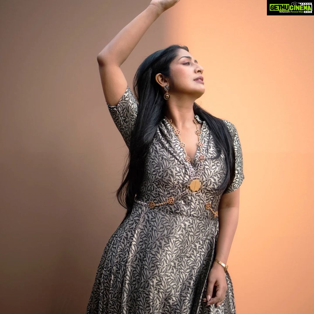 Navya Nair Instagram - Love ♥️ Styled @rn.rakhi Wearing @lisdesigns.in Jewellery @hetalshahofficial MUA @amal_ajithkumar Photography @premsampaul Videography @vishnu.chandrabose Styling assistants @susaaani_ @sandra_resmi Photography assistants @tinyturtle.media @mr.canographers @sandesh.rajeev