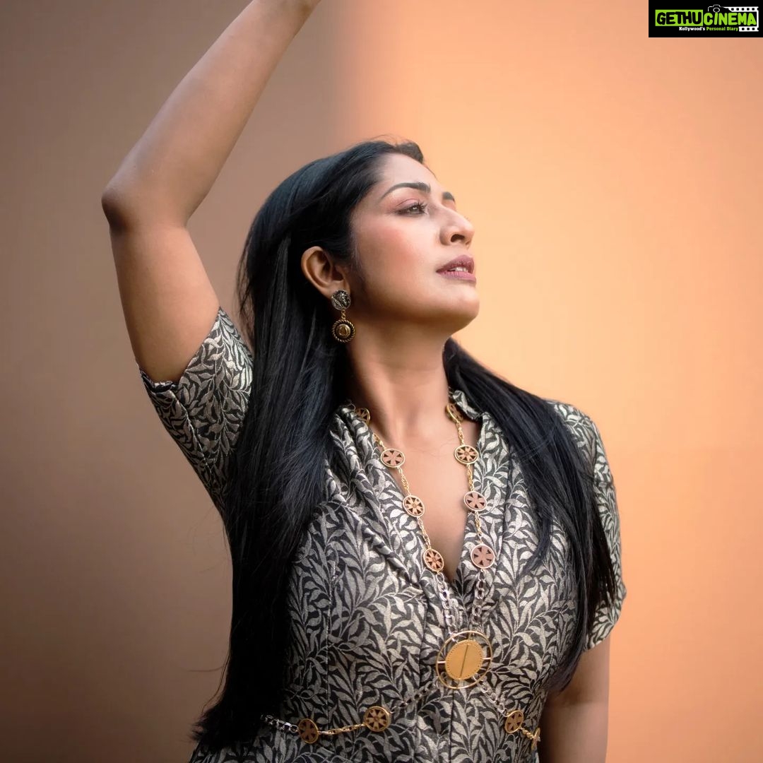 Navya Nair Instagram - Love ♥️ Styled @rn.rakhi Wearing @lisdesigns.in Jewellery @hetalshahofficial MUA @amal_ajithkumar Photography @premsampaul Videography @vishnu.chandrabose Styling assistants @susaaani_ @sandra_resmi Photography assistants @tinyturtle.media @mr.canographers @sandesh.rajeev