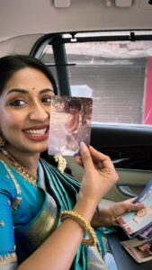 Navya Nair Instagram - നാഗവല്ലിയുടെ ആഭരങ്ങൾ കാണിച്ചു തരുന്ന ഗംഗ നായർ😁😁 @navyanair143 #oldphotos #reminisence #nostalgia