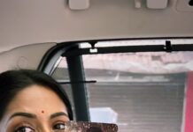 Navya Nair Instagram - നാഗവല്ലിയുടെ ആഭരങ്ങൾ കാണിച്ചു തരുന്ന ഗംഗ നായർ😁😁 @navyanair143 #oldphotos #reminisence #nostalgia