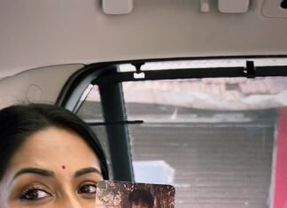 Navya Nair Instagram - നാഗവല്ലിയുടെ ആഭരങ്ങൾ കാണിച്ചു തരുന്ന ഗംഗ നായർ😁😁 @navyanair143 #oldphotos #reminisence #nostalgia