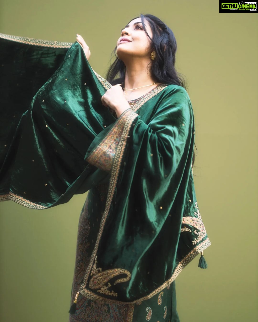 Navya Nair Instagram - Add more green Styled @rn.rakhi Wearing @labelvarsha Jewellery @adorebypriyanka .. MUA @makeupby_nami_ Styling assistants @alka.hari @sandra_resmi Photography @premsampaul Assistant @mr.canographers .. #green #lookbook #lush
