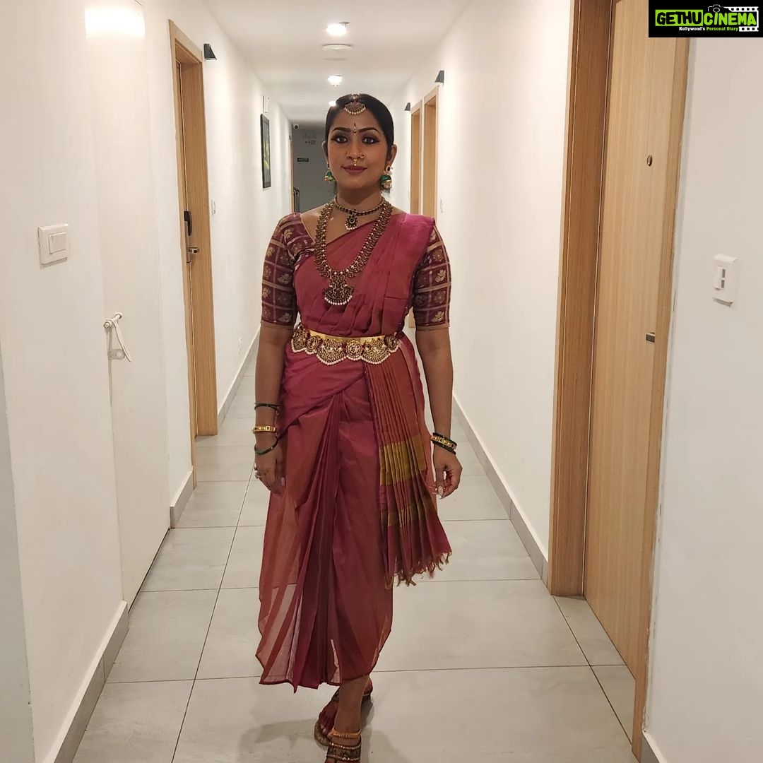 Navya Nair Instagram - First one candid ... then pose pose🤣🤣