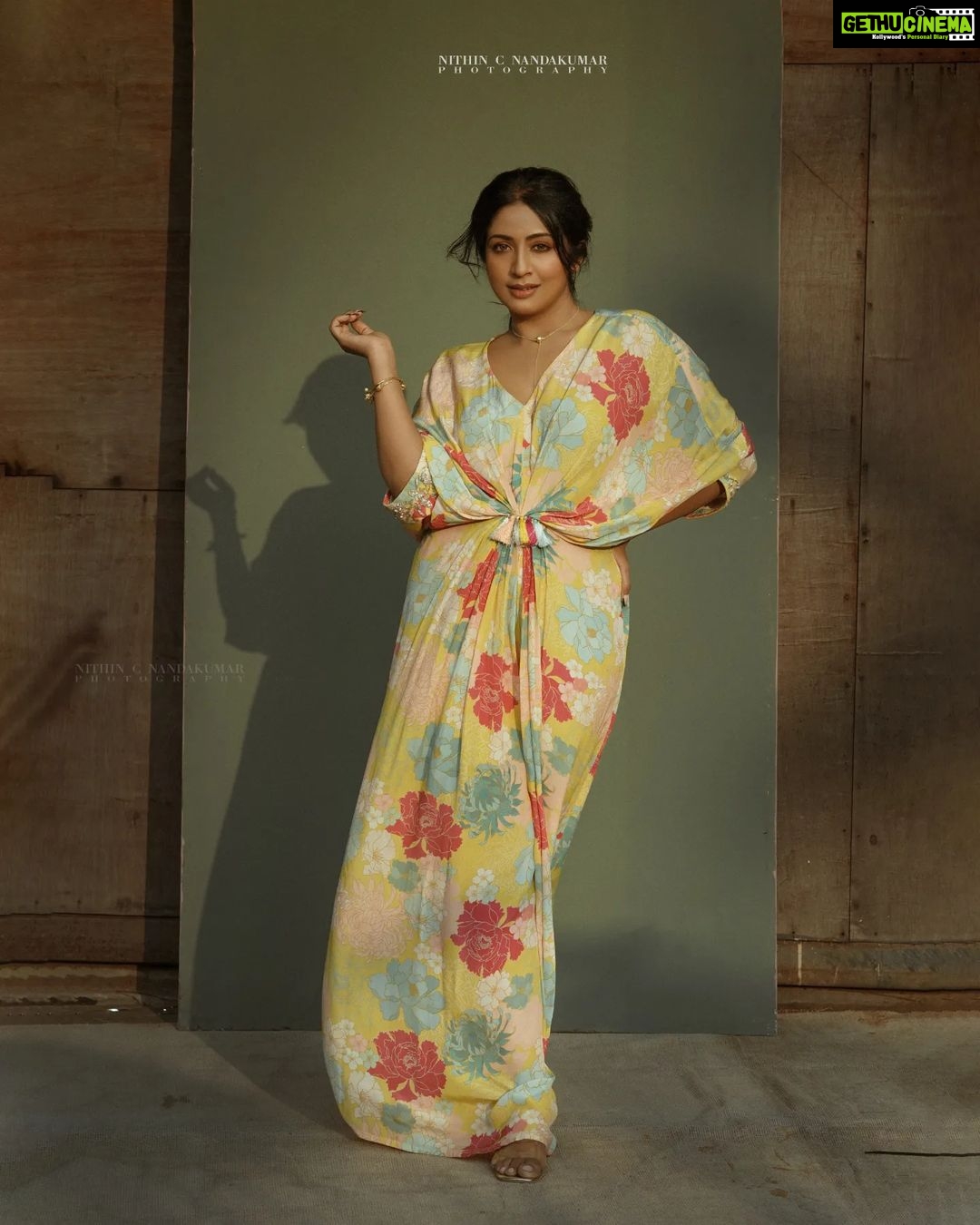 Navya Nair Instagram - @navyanair143 ❤❤❤ Styled by :- @rn.rakhi Make-up :- @styledby_nami Styling Assistant :- @susaaani_ Photo :- @nithin_c_nandakumar @wedlock__stories Garment :- @saltstudio Jewellery :- @tangerinebiojewelry Kochi, India