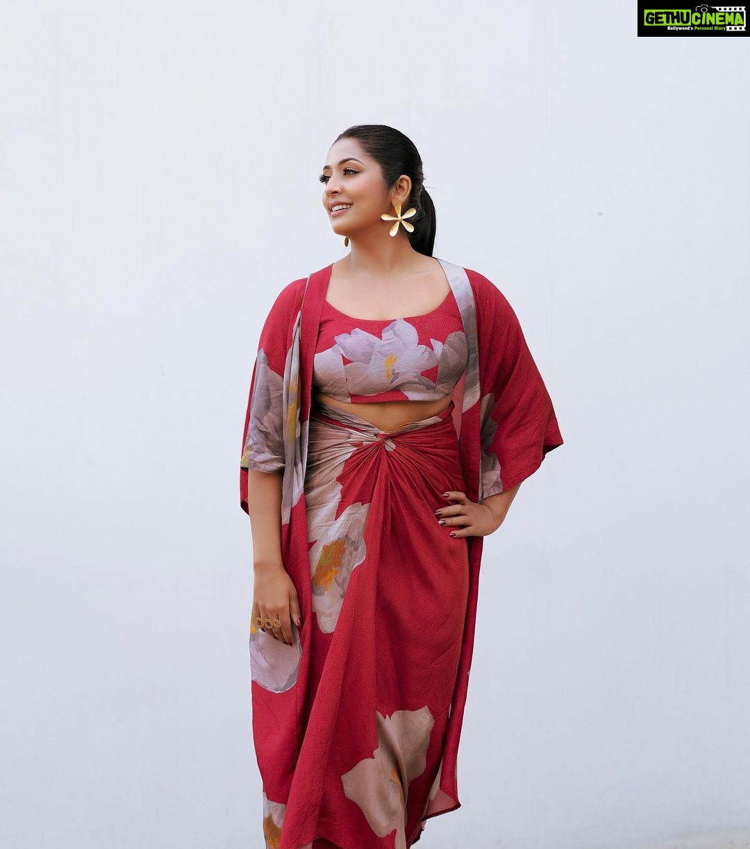 Navya Nair Instagram - Styled @navyanair143 For @mazhavilmanoramatv Wearing @saltstudio / @yam.india @amrapalijewels / MUA @sijanmakeupartist Photographed @bigstoriesweddingcompany . . #lookbook #ootd #fashionstyling #mazhavilmanorama