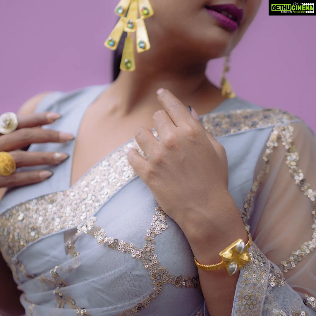Navya Nair Instagram - Sparkle on, darling Styled @rn.rakhi Wearing @labelmdesigners Jewellery @hetalshahofficial .. HMU @amal_ajithkumar Styling assistants @susaaani_ @sandra_resmi Photography @kadhak_ Retouch @theprincenthem #sparkle #lookbook