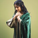 Navya Nair Instagram - Add more green Styled @rn.rakhi Wearing @labelvarsha Jewellery @adorebypriyanka .. MUA @makeupby_nami_ Styling assistants @alka.hari @sandra_resmi Photography @premsampaul Assistant @mr.canographers .. #green #lookbook #lush