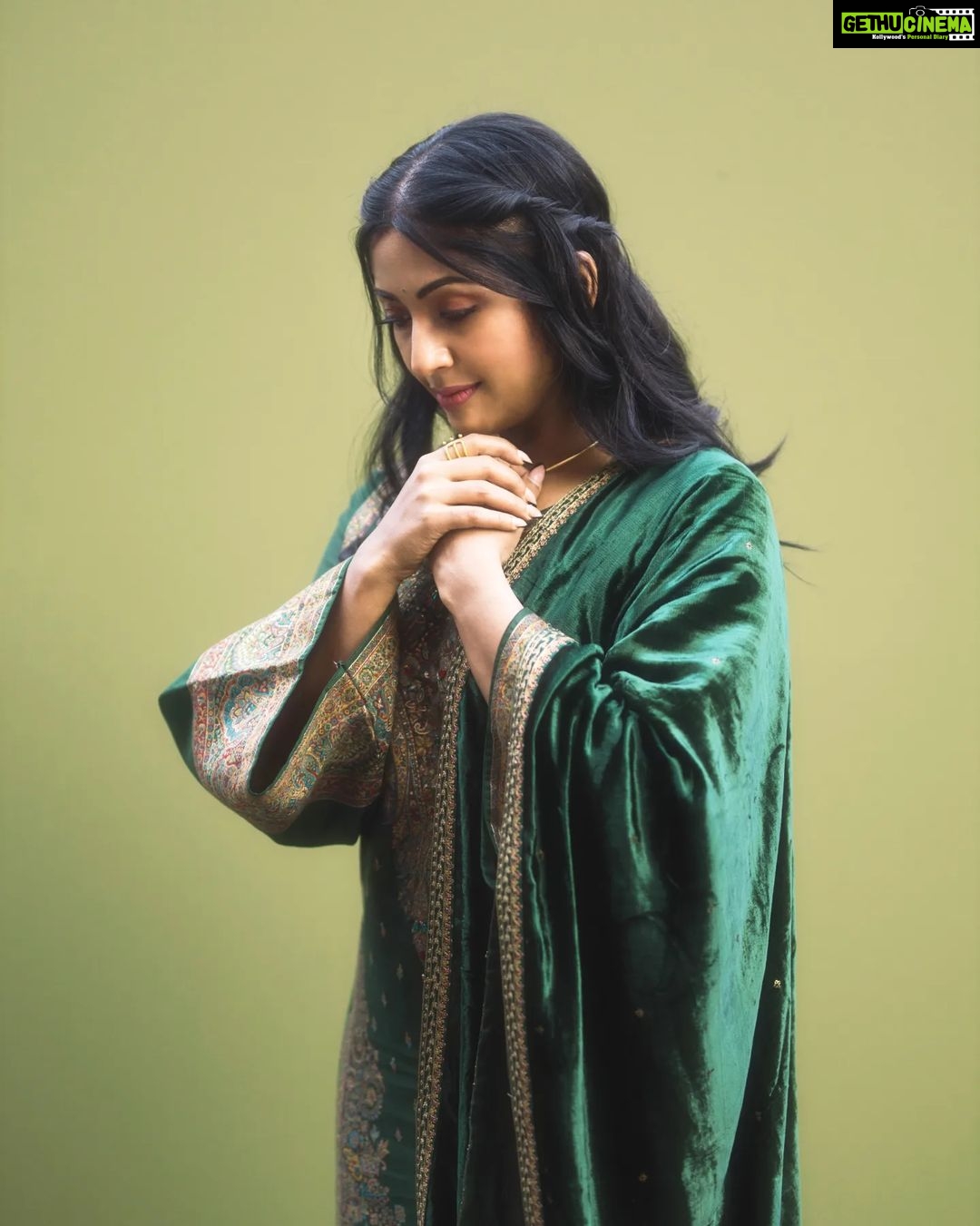 Navya Nair Instagram - Add more green Styled @rn.rakhi Wearing @labelvarsha Jewellery @adorebypriyanka .. MUA @makeupby_nami_ Styling assistants @alka.hari @sandra_resmi Photography @premsampaul Assistant @mr.canographers .. #green #lookbook #lush