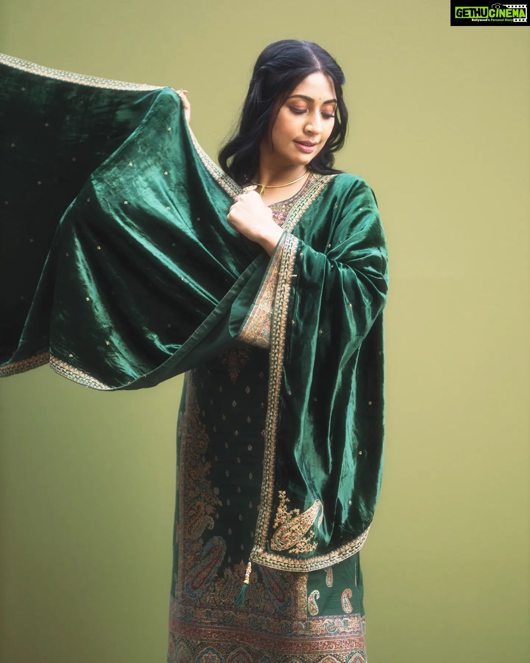 Navya Nair Instagram - Add more green Styled @rn.rakhi Wearing @labelvarsha Jewellery @adorebypriyanka .. MUA @makeupby_nami_ Styling assistants @alka.hari @sandra_resmi Photography @premsampaul Assistant @mr.canographers .. #green #lookbook #lush