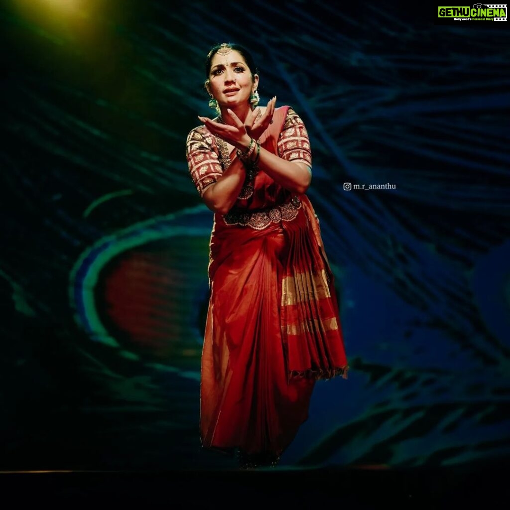 Navya Nair Instagram - Clicks from the performance at varanad devi temple !!! 🛕 @m.r_ananthu Photography #Bharatanatyam #tanjurbani #gurubhyonamah #danceislife