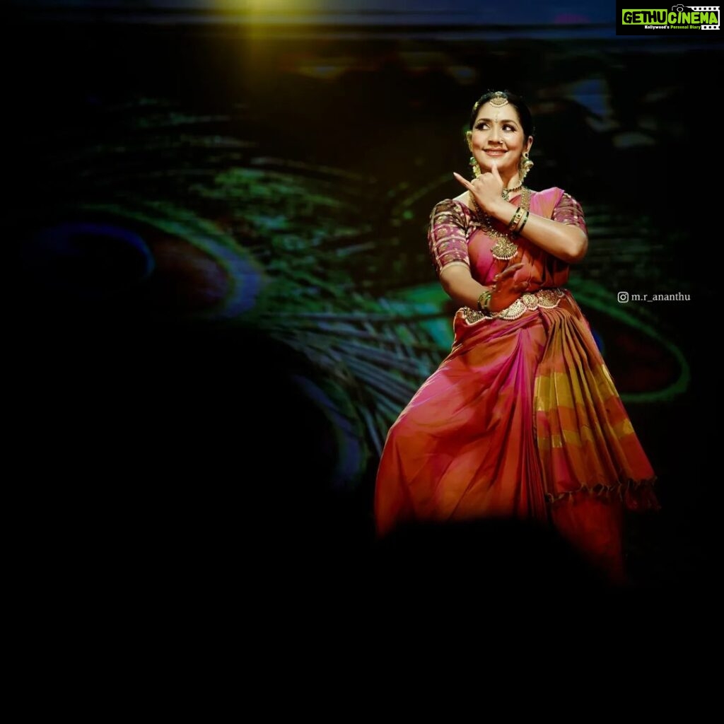 Navya Nair Instagram - Clicks from the performance at varanad devi temple !!! 🛕 @m.r_ananthu Photography #Bharatanatyam #tanjurbani #gurubhyonamah #danceislife