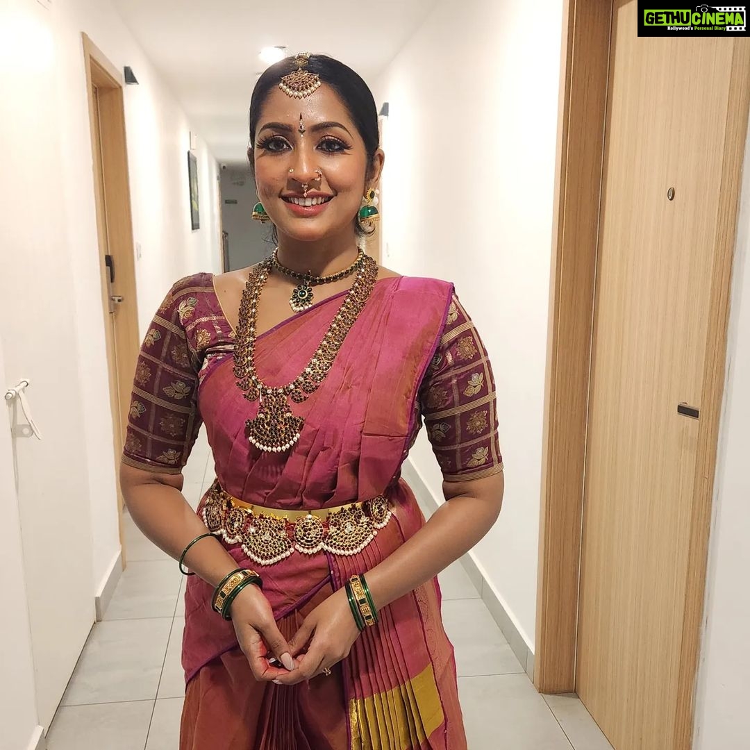 Navya Nair Instagram - First one candid ... then pose pose🤣🤣