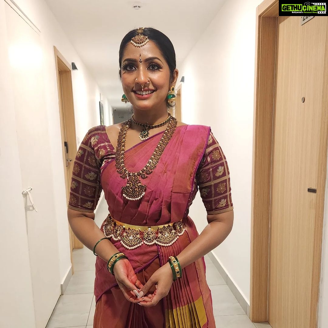 Navya Nair Instagram - First one candid ... then pose pose🤣🤣