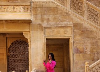Navya Nair Instagram - Love anyways 💕 Happy Valentine's Day .. @jaisalmer #suryagarhjaisalmer