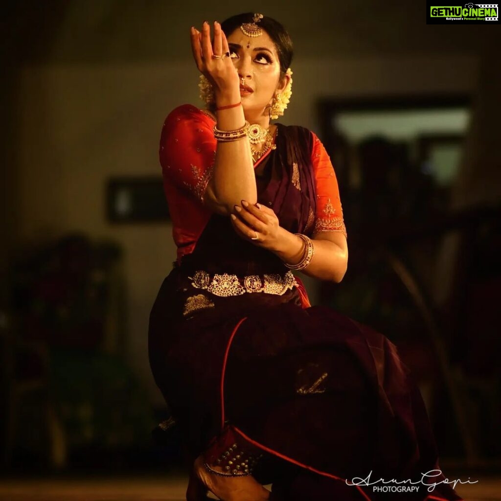 Navya Nair Instagram - Yesterday's performance at ernakulam siva temple .. Thanking almighty for giving me all his blessings .. thank u SN SWAMY uncle ..Thanking the audience who supported with so much applause ♥️ Thank u @arun_gopi_photography