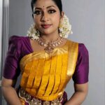 Navya Nair Instagram - Back stage candid frames.. 😊😊😊😊😊 Even I dunno what expression is this 😅 @dharma_theerthan