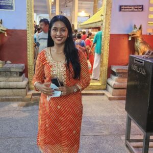 Navya Nair Instagram - Pic @parassinikkadavu_muthappan ... Wanna go again kinda place ...the ambalam lover me 🤣 #templelove #muthappan #kannur #dharmasala #programtime #dancerlife #bharatanatyam #actor #artist