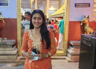 Navya Nair Instagram - Pic @parassinikkadavu_muthappan ... Wanna go again kinda place ...the ambalam lover me 🤣 #templelove #muthappan #kannur #dharmasala #programtime #dancerlife #bharatanatyam #actor #artist