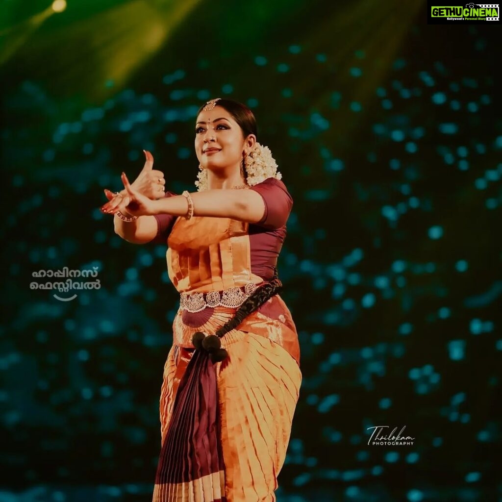 Navya Nair Instagram - @happiness_festival2022 .. thank you govindan master ,shyam, prasobh..all the loving kannur people who gave such a warm welcome and the crowd support was 🥰🥰🥰. The packed audience till 1.30 in the night ..thanking almighty... @bijudhwanitarang @dharma_theerthan @vargheseantony_bridal_makeover @neeraj_v_soman @rem_ya_mani