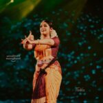 Navya Nair Instagram - @happiness_festival2022 .. thank you govindan master ,shyam, prasobh..all the loving kannur people who gave such a warm welcome and the crowd support was 🥰🥰🥰. The packed audience till 1.30 in the night ..thanking almighty... @bijudhwanitarang @dharma_theerthan @vargheseantony_bridal_makeover @neeraj_v_soman @rem_ya_mani