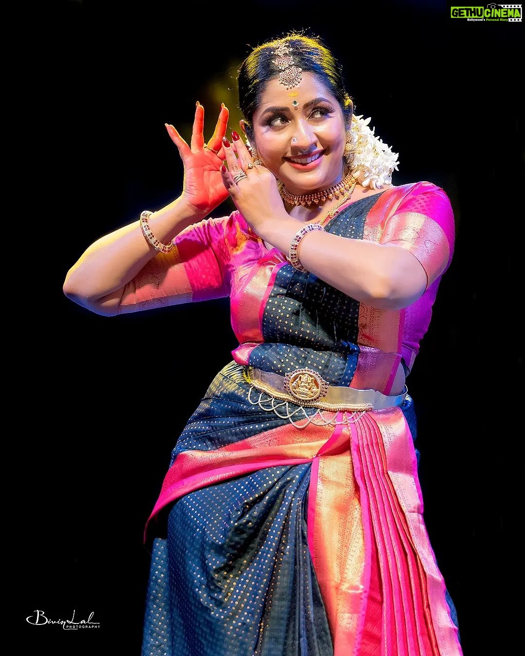 Navya Nair Instagram - Bharatanatyam recital presented by @navyanair143 as part of REGATTA Golden Jubilee Festival @ Nishagandhi Auditorium on 28-12-2022. #bharatanatyam #bharatanatyamdance #bharatanatyamdancer #bharatanatyamperformance #bharatanatyamlove #bharatanatyamdancers #bharatanatyamphotography #bharatanatyamdancersofinstagram #indianclassicdance #bivinlal #bivinlalphotography #REGATTA #NAVYA #navya #navyanair