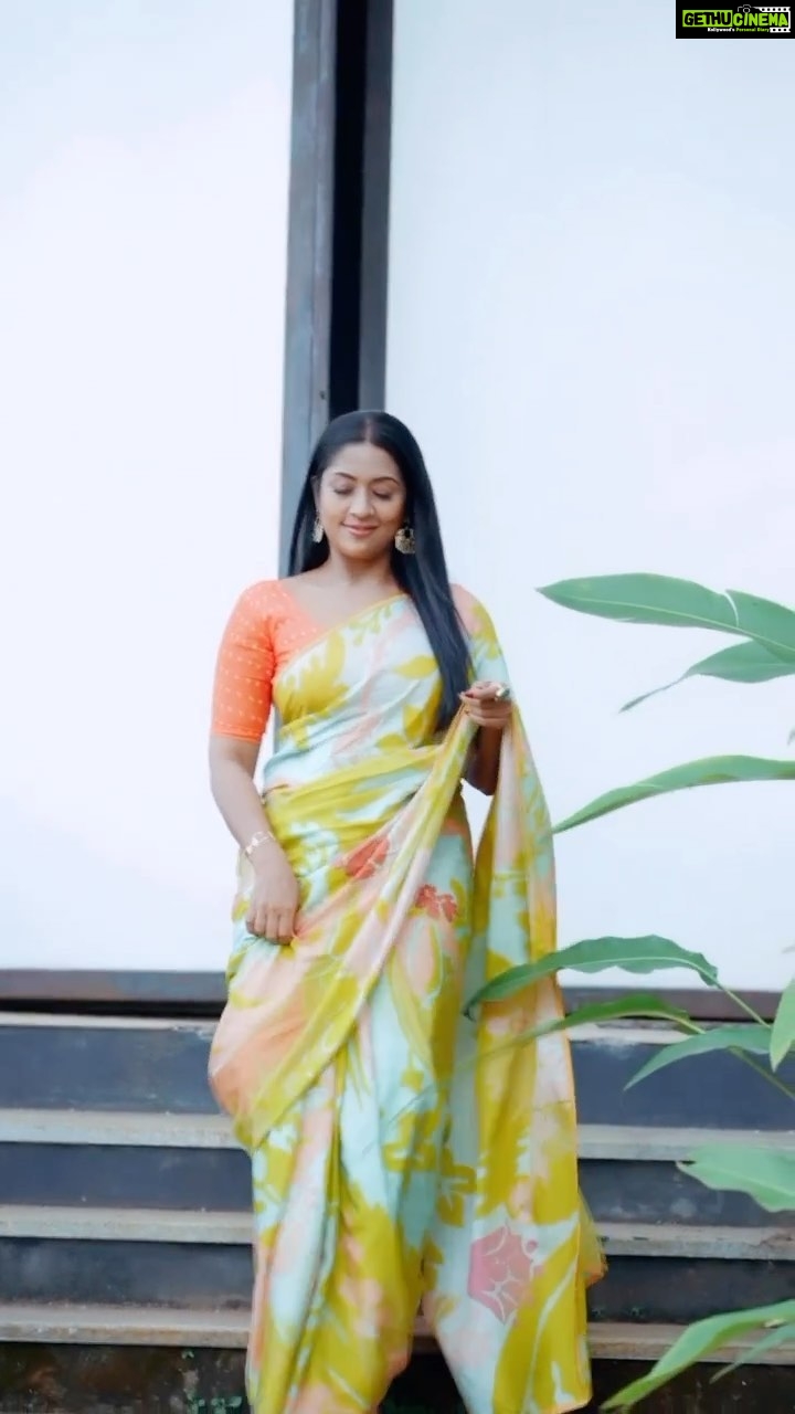 Navya Nair Instagram - A woman whose smile is open and whose expression is glad has a kind of beauty no matter what she wears.” @navyanair143 #Sijanmakeupartist . . . . . . . . . . . . . .#mazhavilmanorama . .#bridalmakeuplook #keralareels #keralabrides #bridalentry #indianweddingphotography #weddingnight #nikkahbride #hindubride #christianwedding #weddingbeauty #bigindianwedding #weddingzin #mallubride Kochi Kerela, India